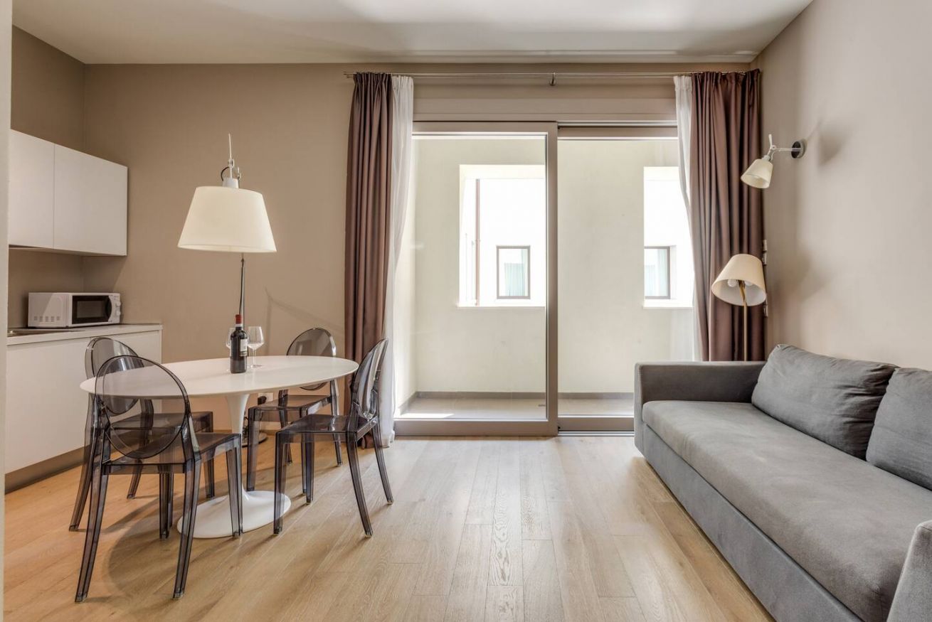 Standard one-bedroom apartment Treviso - living room with kitchenette at Joivy Treviso