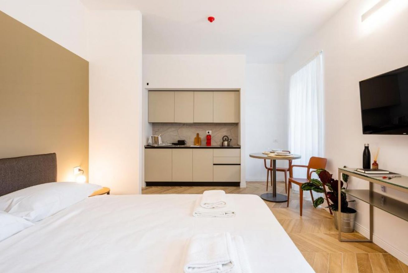 Contemporary Studio Superior featuring a sleek kitchen and cozy open layout.